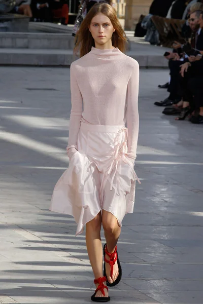 Look 16